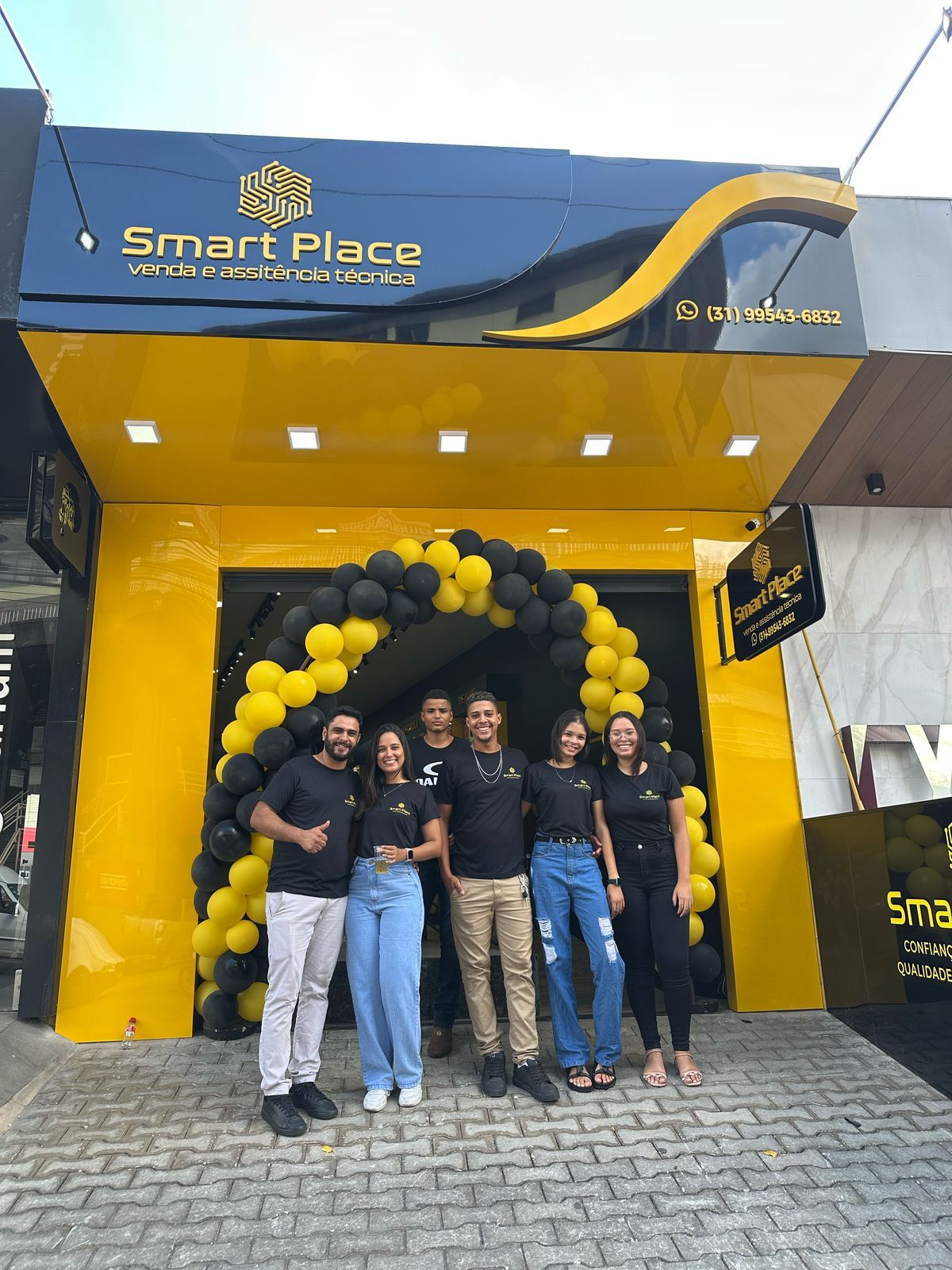 Equipe Smart Place na frente da loja em Itabira